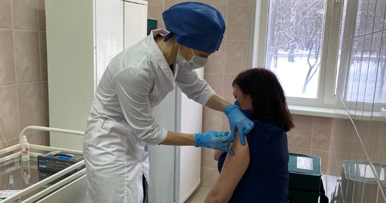 Массовая вакцинация медработников от коронавируса стартовала в Удмуртии
