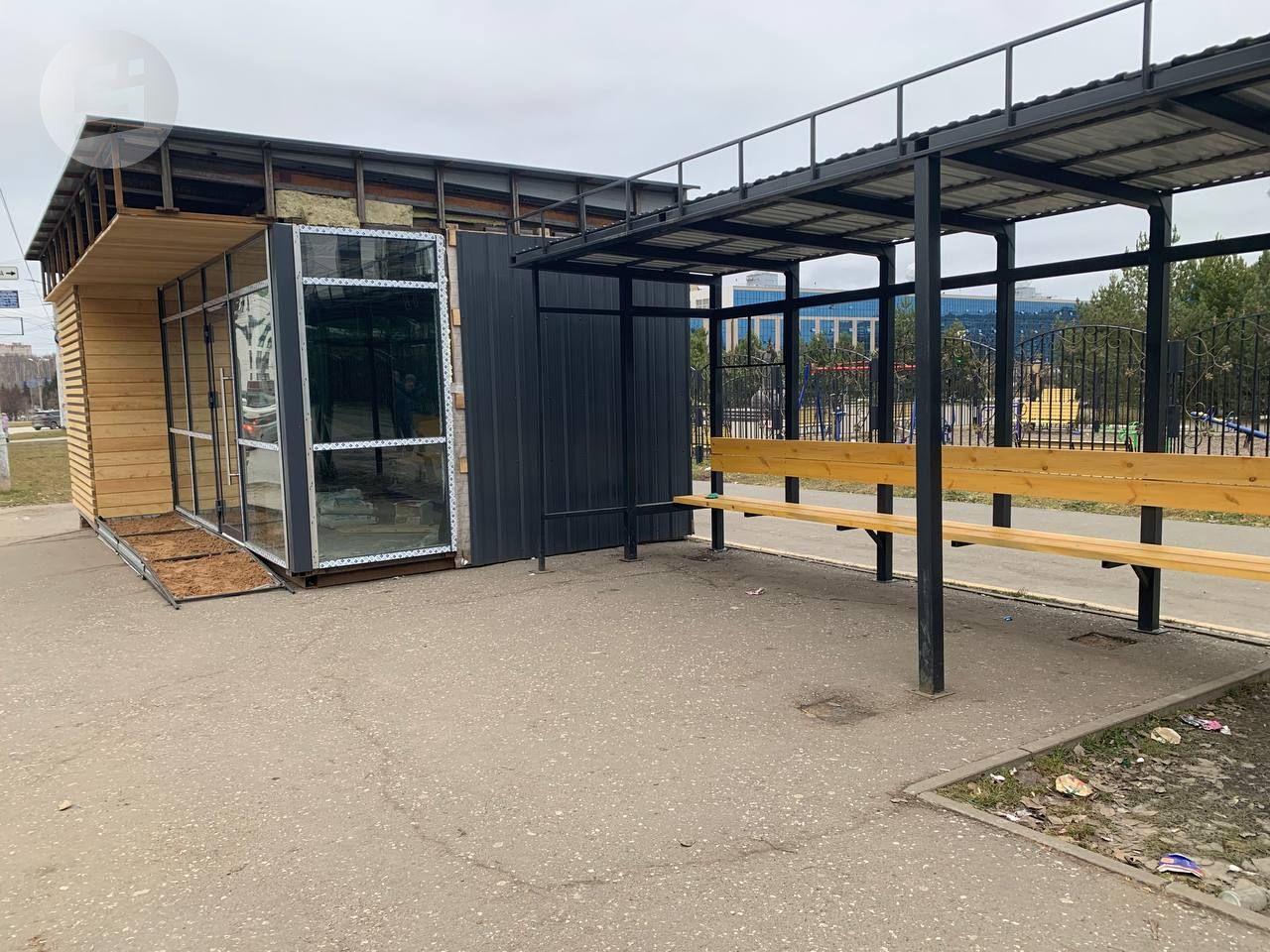 Остановочный павильон на Молодёжной в Ижевске, на который пожаловались пассажиры, доделают до конца недели