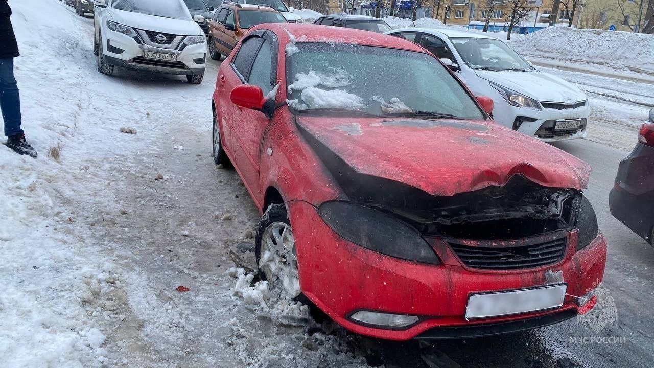 В центре Ижевска загорелся автомобиль