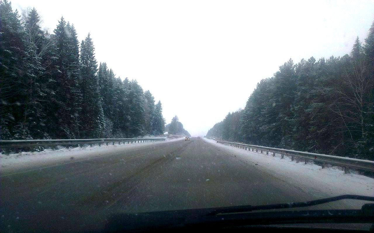 На федеральной трассе Удмуртии ограничили движение грузовиков и автобусов из-за непогоды