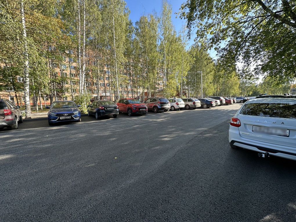 Новый асфальт уложили на парковку рядом с кардиоцентром в Ижевске