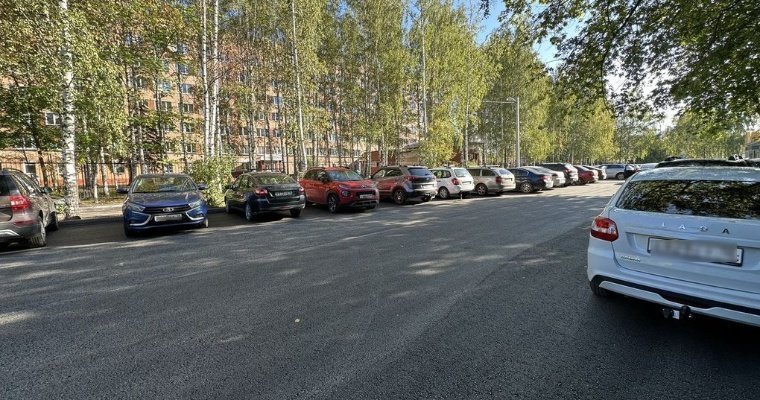 Новый асфальт уложили на парковку рядом с кардиоцентром в Ижевске