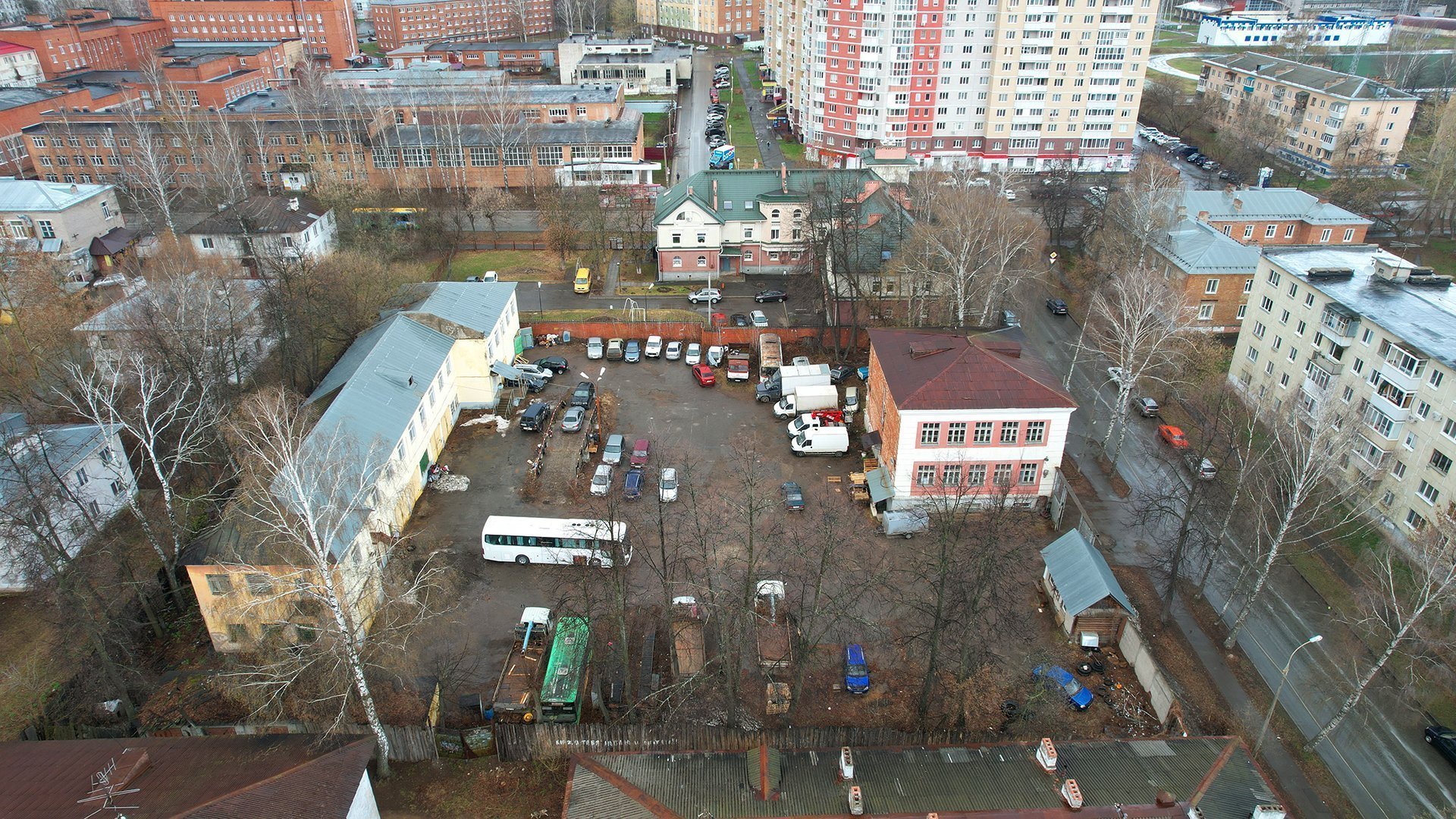 На улице 9-я Подлесная в Ижевске начали разбирать корпуса бывшей автошколы ДОСААФ
