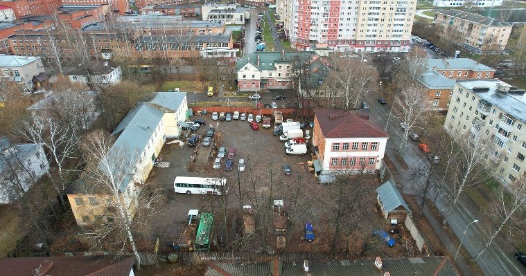 На улице 9-я Подлесная в Ижевске начали готовить к сносу корпуса бывшей автошколы ДОСААФ