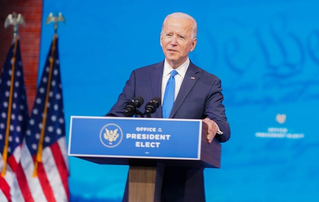 В Конгрессе США потребовали импичмента Байдена после его рукопожатия в пустоту