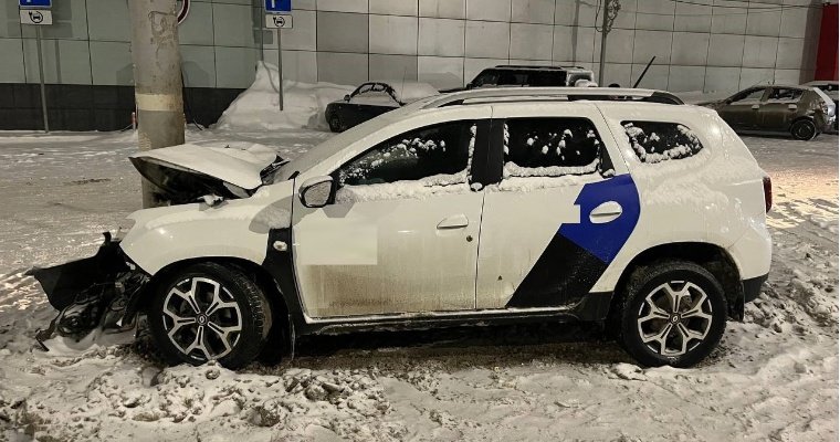 У ТРЦ «Омега» в Ижевске водитель-новичок въехал в опору ЛЭП на арендованной машине 