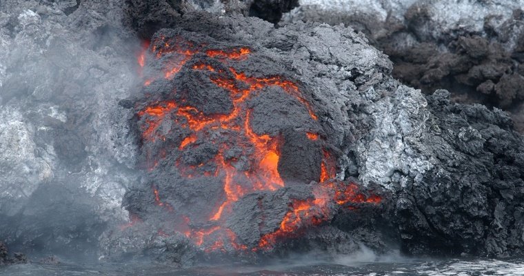 В Исландии лава из вулкана сожгла несколько домов в городе Гриндавик