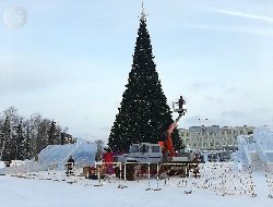 Демонтаж новогодней ели начался на Центральной площади Ижевска