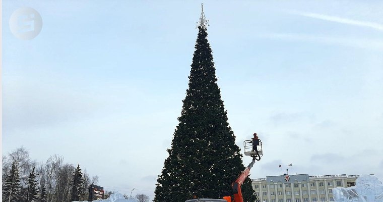 Демонтаж новогодней ели начался на Центральной площади Ижевска