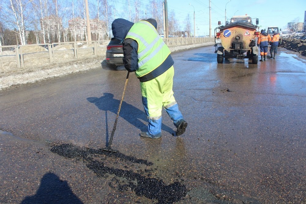 В Ижевске начали устранять дефекты на улично-дорожной сети