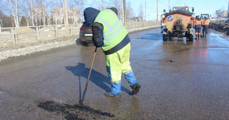 В Ижевске начали устранять дефекты на улично-дорожной сети