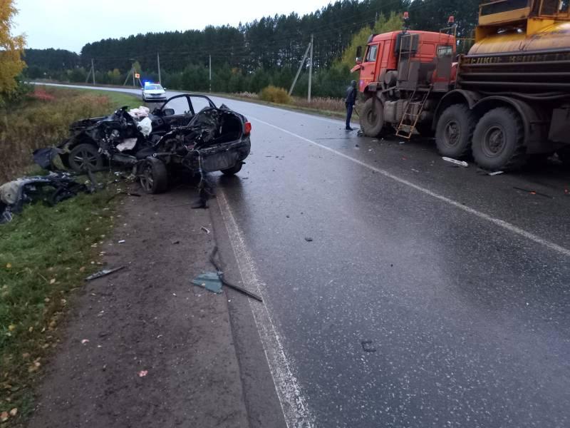 

Водитель легковушки погиб в результате столкновения с «КамАЗом» на трассе в Удмуртии


