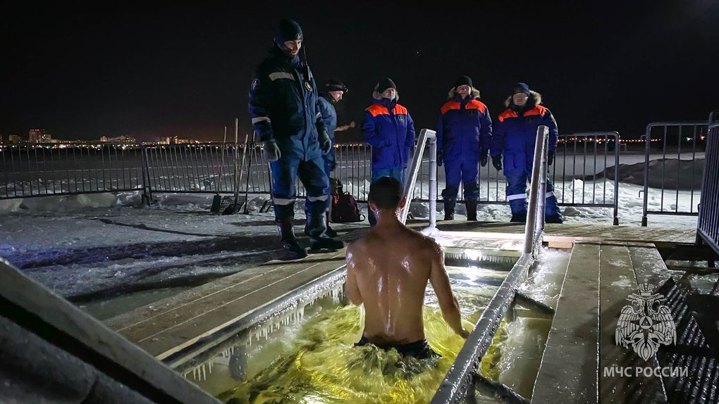 Почти 10 тысяч жителей Удмуртии успели окунуться в ледяную воду в праздник Крещения