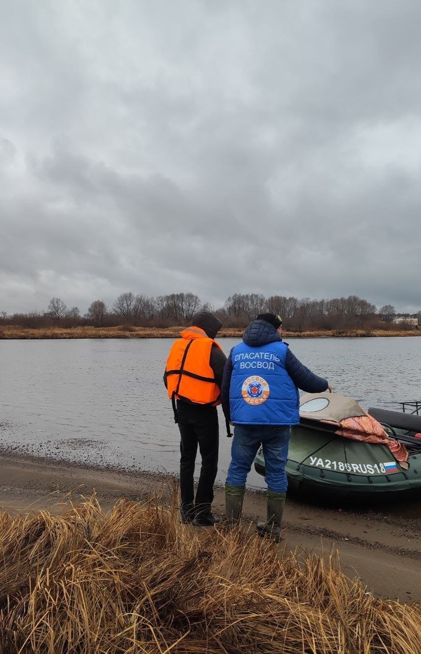 Сотрудники полиции обследуют Каму в районе Сарапула для установления причин гибели птиц  