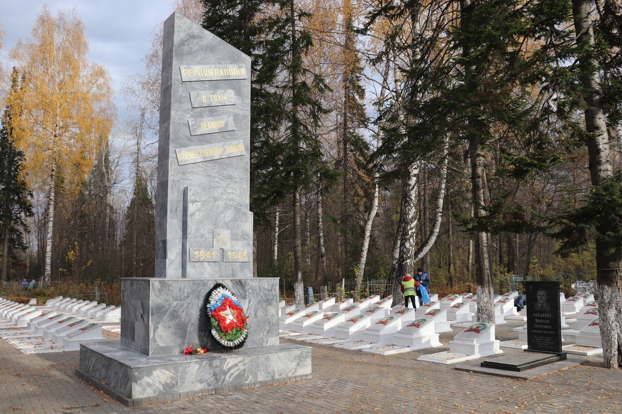 

На городском кладбище Сарапула восстановили воинский мемориал

