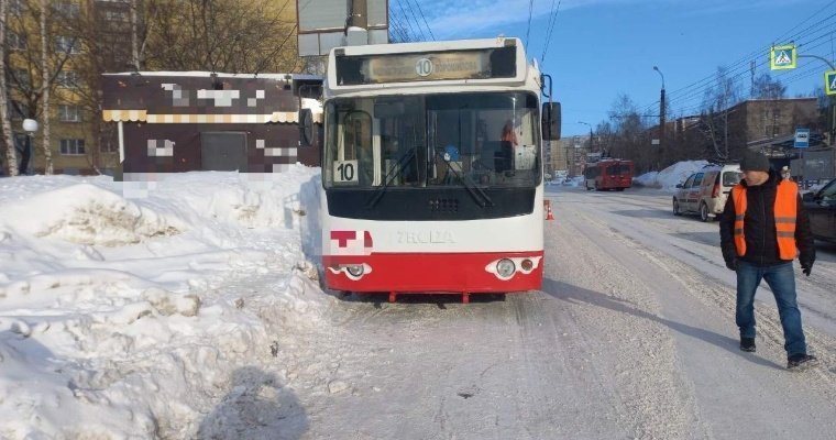 На регулируемом пешеходном переходе через улицу Петрова в Ижевске троллейбус сбил женщину