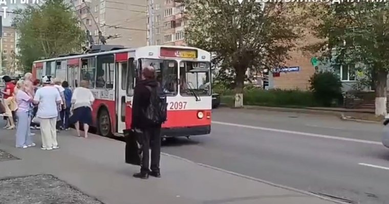 Жители Ижевска четыре месяца жалуются на отсутствие навеса у остановки «Селтинская»