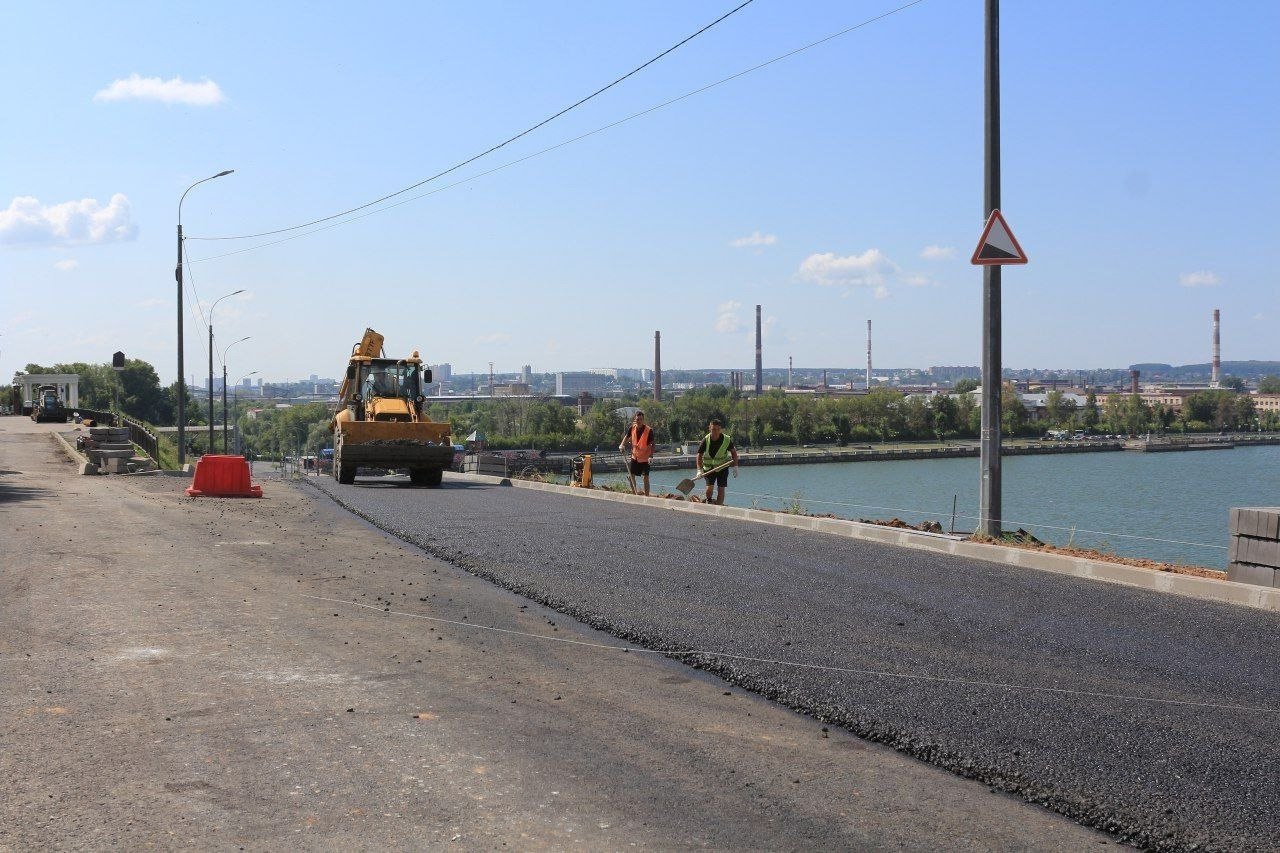 На улице Милиционной в Ижевске завершилась укладка нового асфальта На улице Милиционной в Ижевске завершилась укладка нового асфальта
