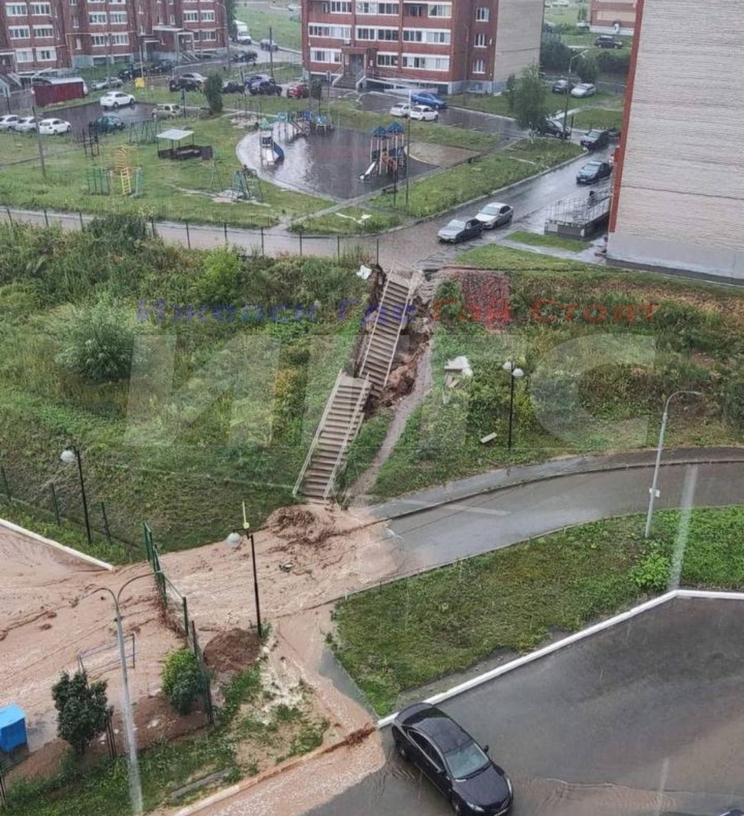 На улице Полесской в посёлке Октябрьском дожди вновь размыли лестницу