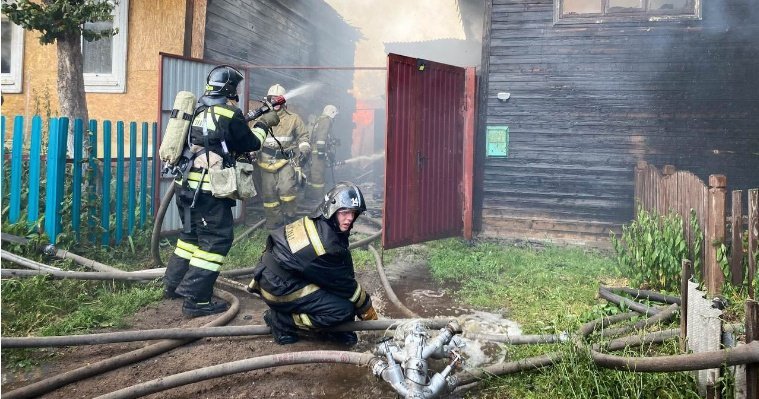 В Воткинске пожарные ликвидировали возгорание на трех участках