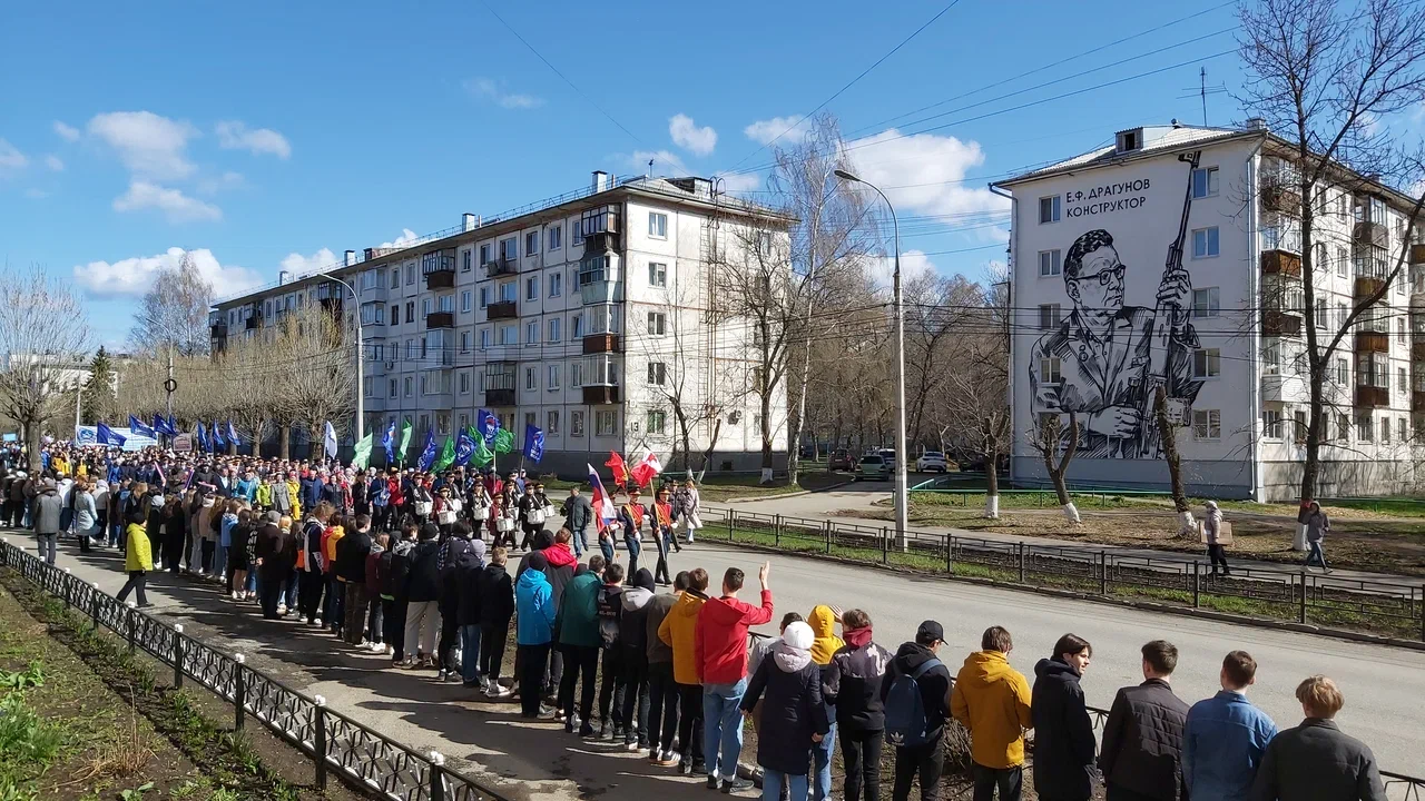 В Ижевске состоялось шествие к воинскому мемориалу на Северном кладбище
