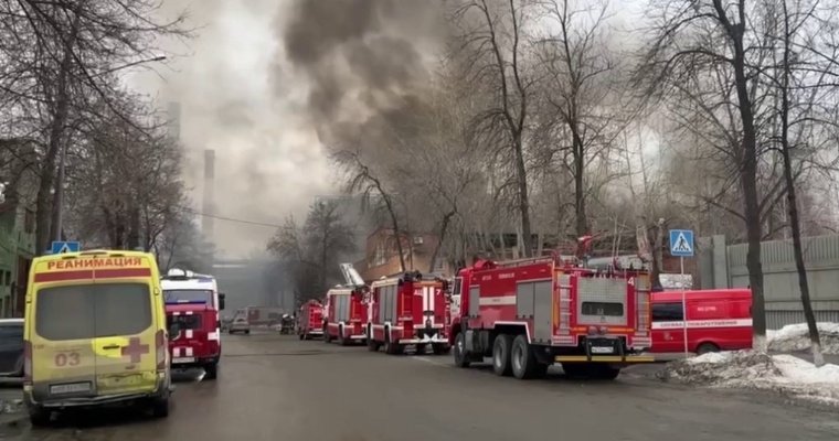 В горящем промышленном здании в Екатеринбурге обрушилась кровля