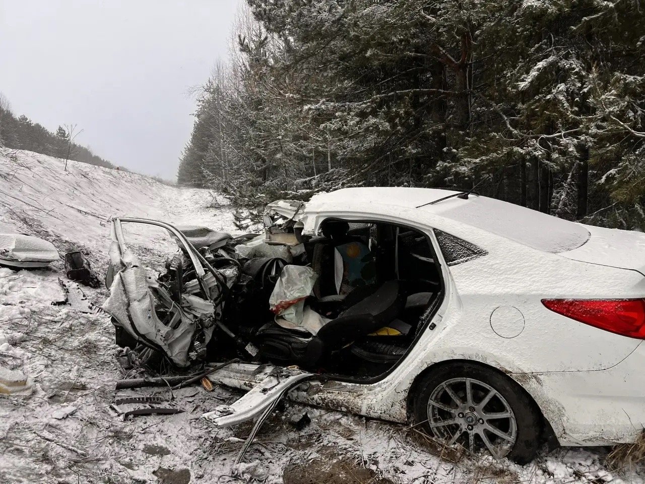 Две легковушки и мусоровоз столкнулись на дороге Ижевск-Ува