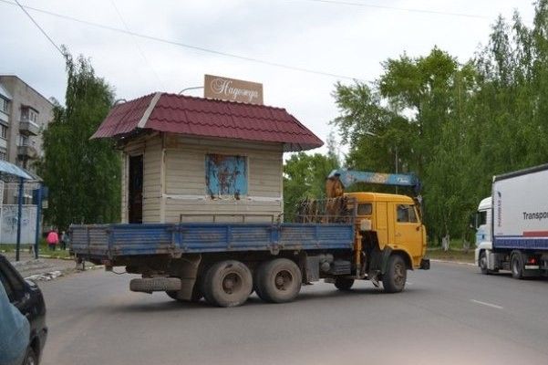 В Омске демонтировали киоск вместе с продавщицей внутри