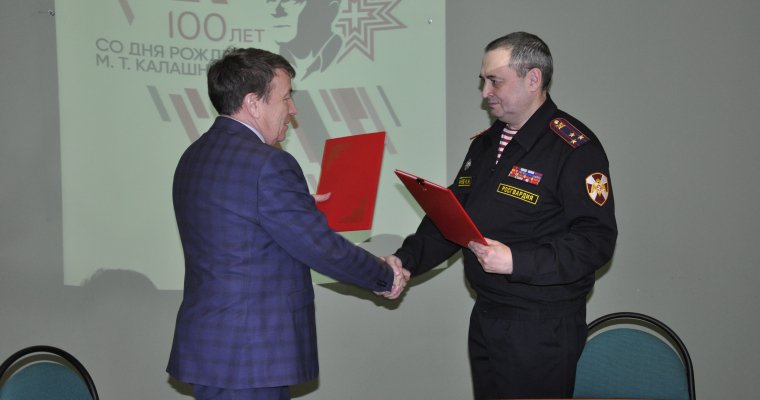 Документы на коллекцию личного оружия Калашникова передали музею в Ижевске 