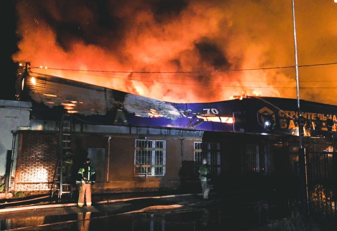 В Ижевске спасатели ликвидировали крупный пожар на складе стройматериалов