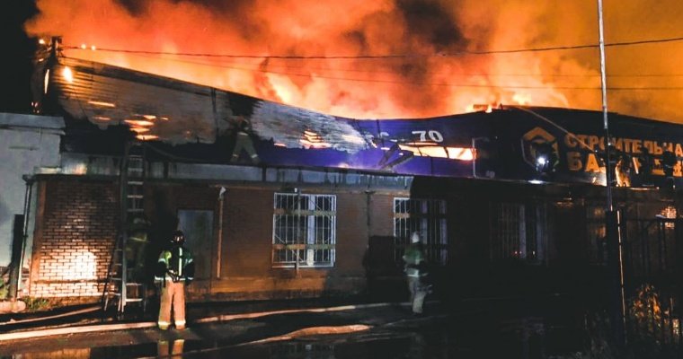 В Ижевске спасатели ликвидировали крупный пожар на складе стройматериалов