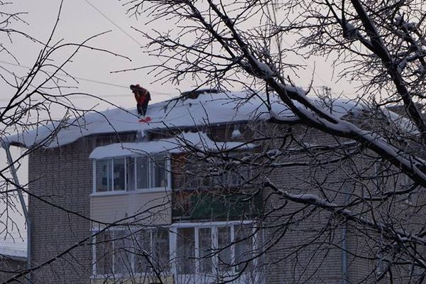 На 4-месячного малыша в Оренбурге упал снег с крыши торгового центра