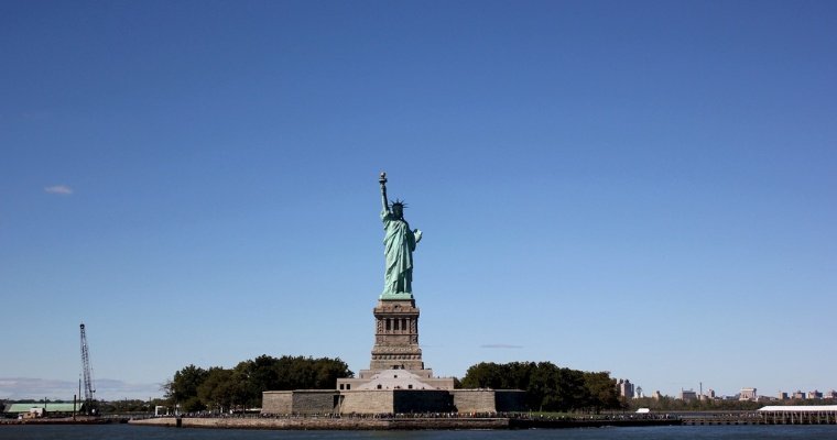 Статуя Свободы в Нью-Йорке подверглась удару молнии
