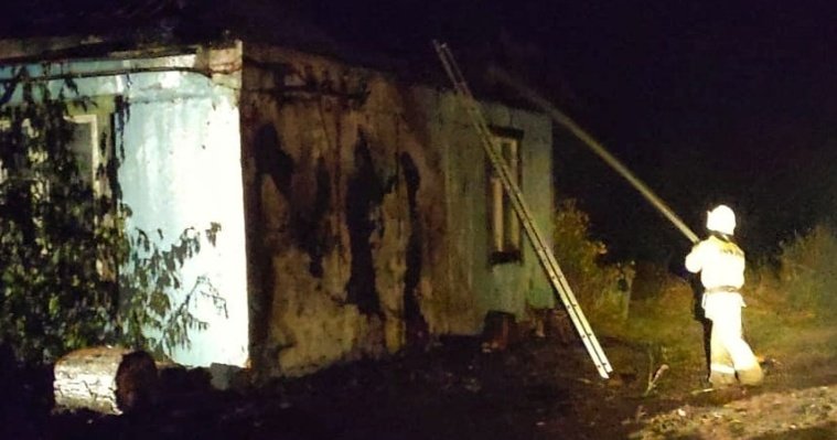 В Ярском районе Удмуртии из-за пожара сгорела крыша ФАПа