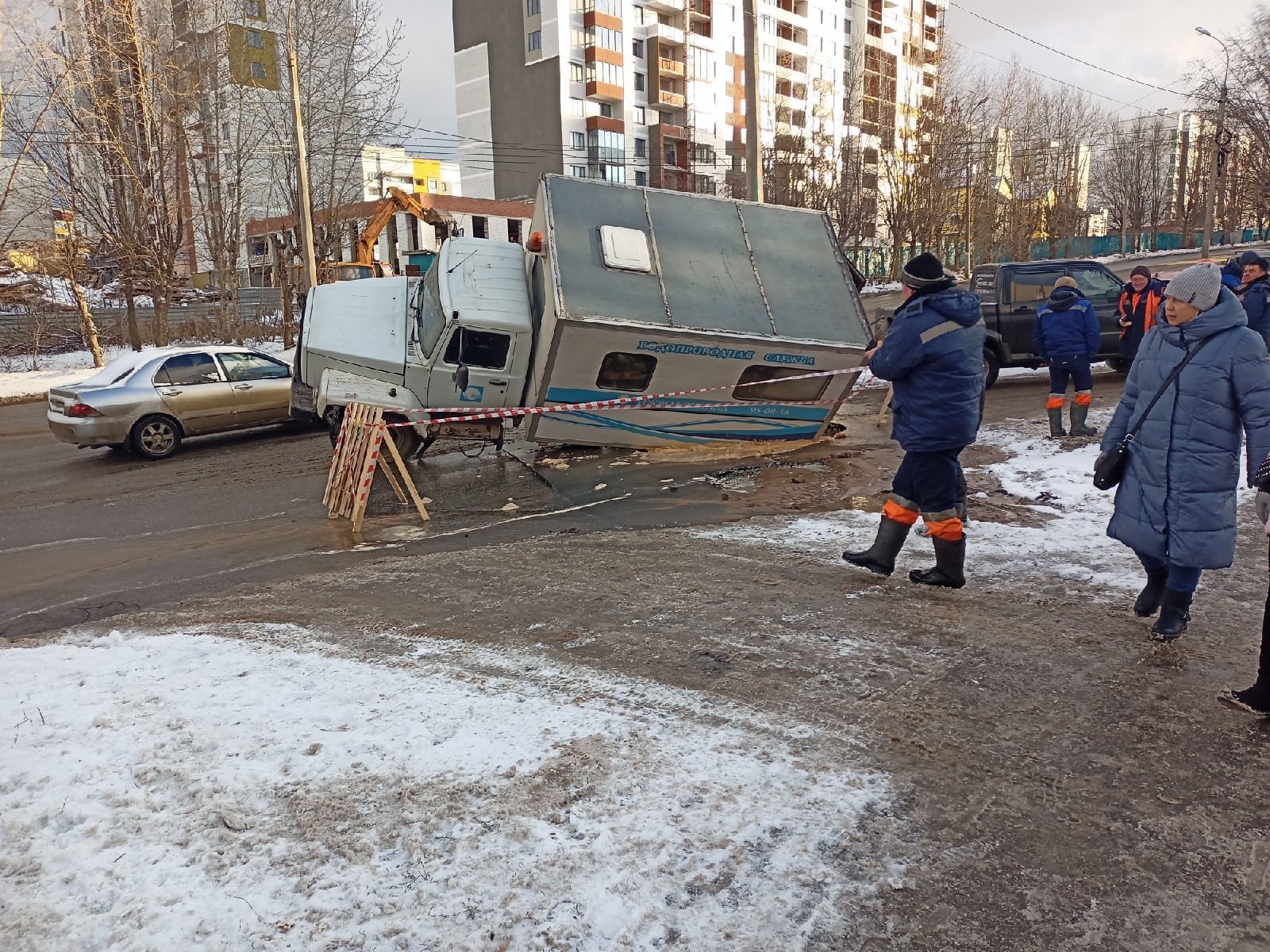 Автомобиль «Ижводоканала» попал в промытую под дорогой яму // ИА Сусанин -  проверенные новости Ижевска и Удмуртии, факты и описания событий.