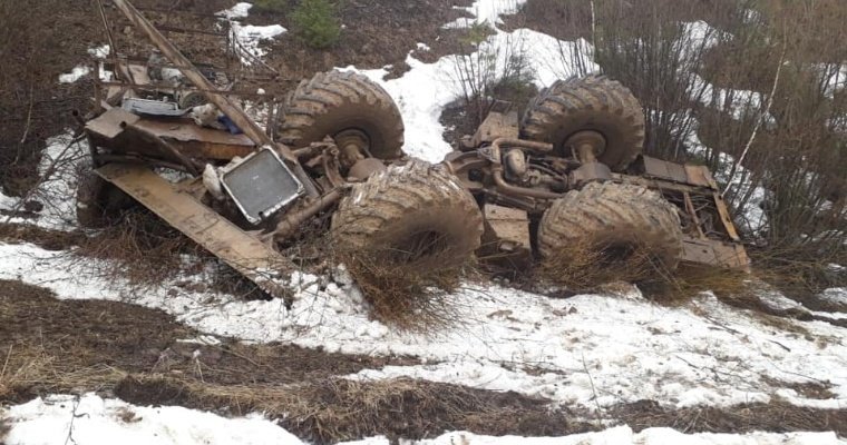 Житель Удмуртии и его пассажир погибли в перевернувшемся тракторе в Башкирии