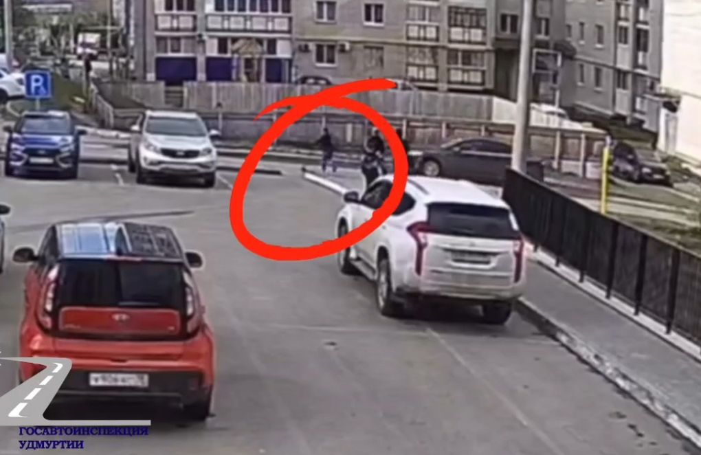 Во дворе дома на улице Локомотивной в Ижевске сбили 7-летнего самокатчика