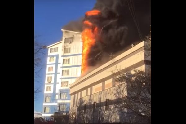 Огнеборцы ликвидировали большой пожар в Бишкеке. ВИДЕО