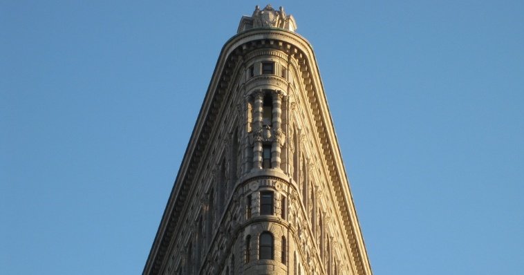 В Нью-Йорке продали знаменитый небоскреб в форме утюга 