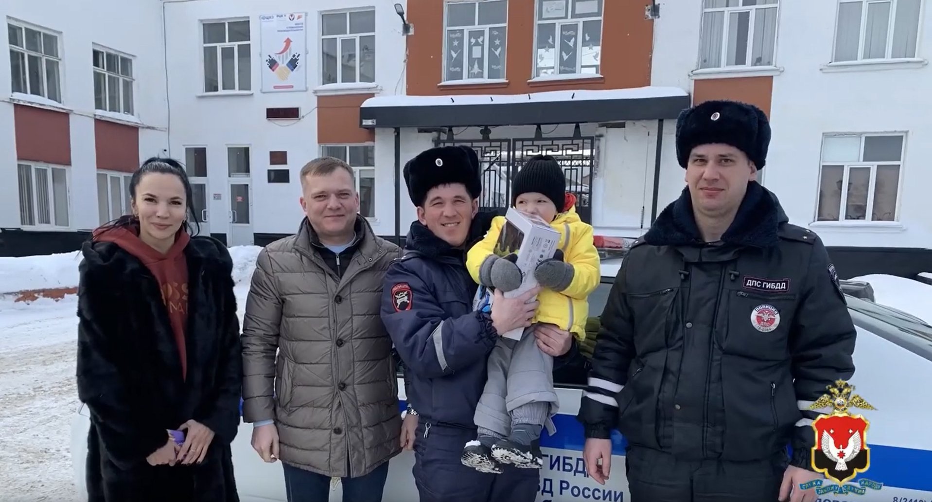 Камбарские полицейские пришли на помощь переставшему дышать ребёнку