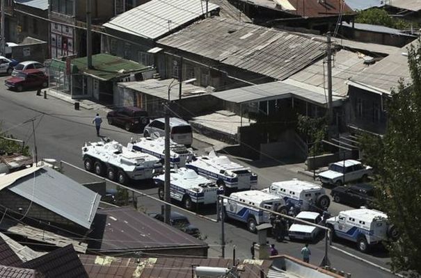 Захватившие здание полиции в Ереване мятежники сдались властям