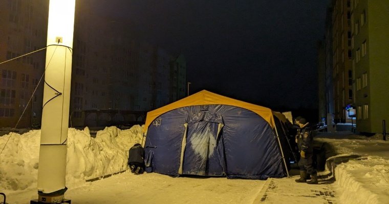 Для оставшихся без электричества жителей мкрн «Цветочный город» в Ижевске развернули палатку для зарядки телефонов 