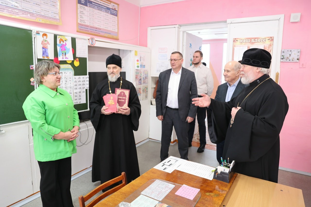 Сарапульская епархия подарила сельской школе Библию