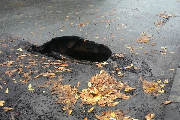Асфальт провалился на улице Пастухова в Ижевске