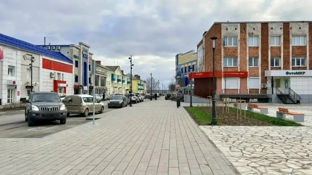 Группа подростков устроила погром в благоустроенном сквере на улице Горького в Сарапуле