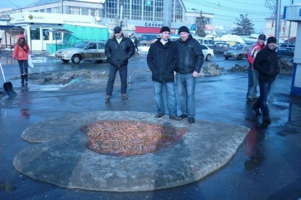 Саратовские дворники сделали скульптурную композицию из окурков и грязного снега