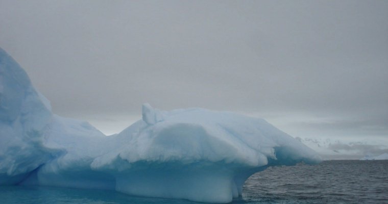 Крупнейший в мире айсберг начал движение в Антарктиде