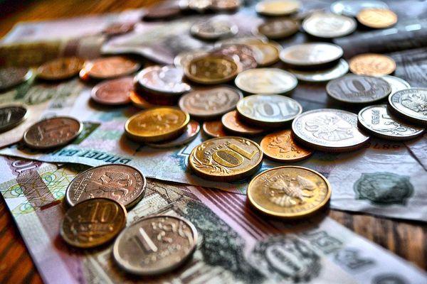 Рубль начал новый год ростом в отношении к доллару и евро