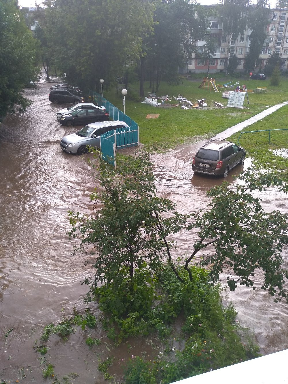 С подтопленных после дождя территорий в Ижевске откачали около 150 кубометров воды
