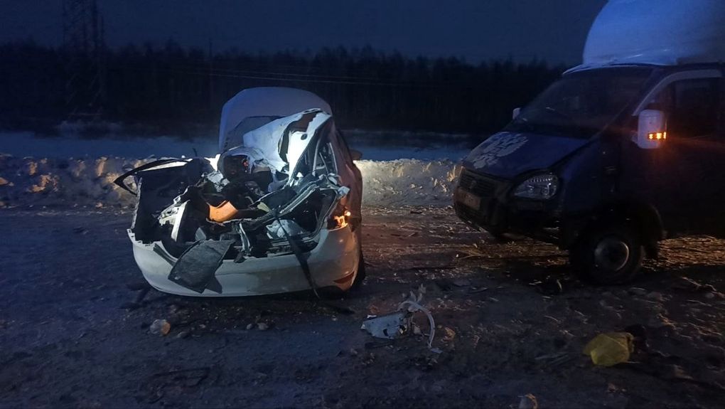 Водитель иномарки погиб в Удмуртии после столкновения с КАМАЗом и Газелью